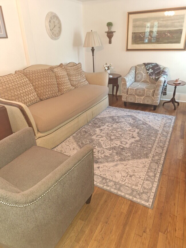 Building Photo - 909 W Oak St