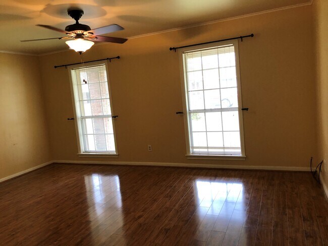 Building Photo - 356 Rena Dr