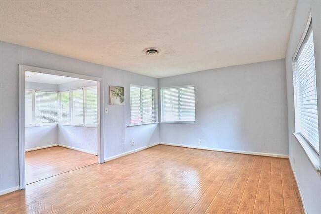 Building Photo - 3210 Cloverdale St