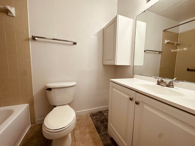 Building Photo - MOVE IN READY!!!! 1 BEDROOM 1 BATHROOM AVA...