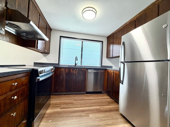 **SEE LEASING SPECIAL BELOW** Spacious Townhouse in the Heart of Garden Home~ New LVP Flooring~ W... - **SEE LEASING SPECIAL BELOW** Spacious Townhouse in the Heart of Garden Home~ New LVP Flooring~ W...