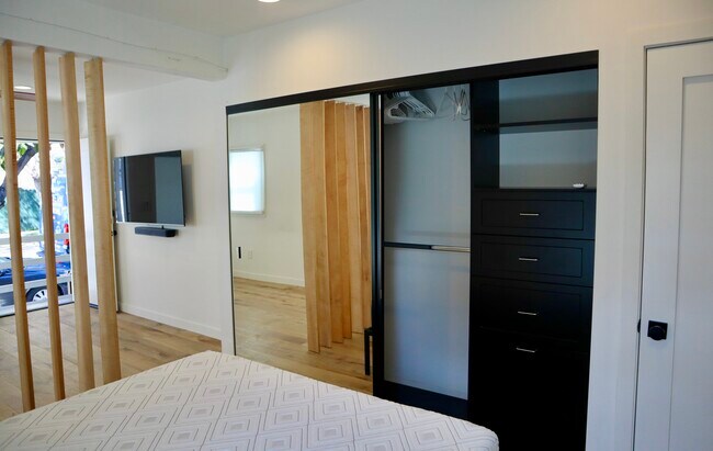 Puertas corredizas para armarios de dormitorio - 6742 De Longpre Ave