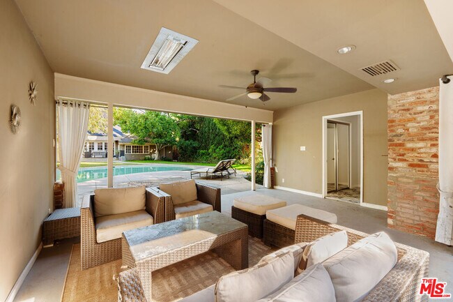 Foto del edificio - 723 Sierra Dr