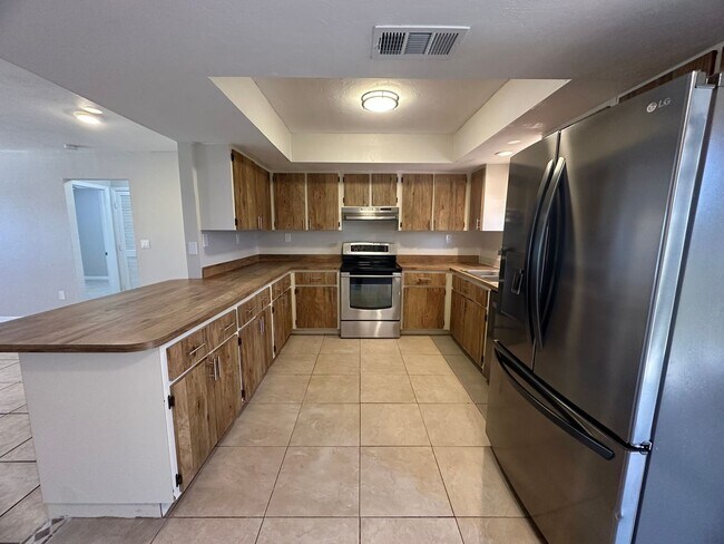 Foto del edificio - Fenced 3/2 with Screened Lanai in NE Cape Coral