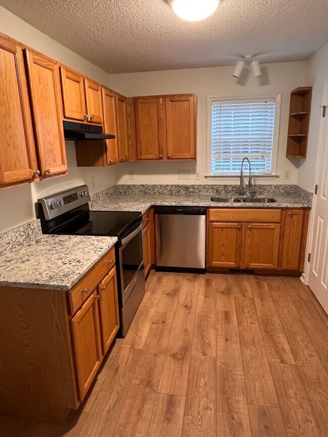 Building Photo - Cute 3 bedroom 1.5 bath home located close...
