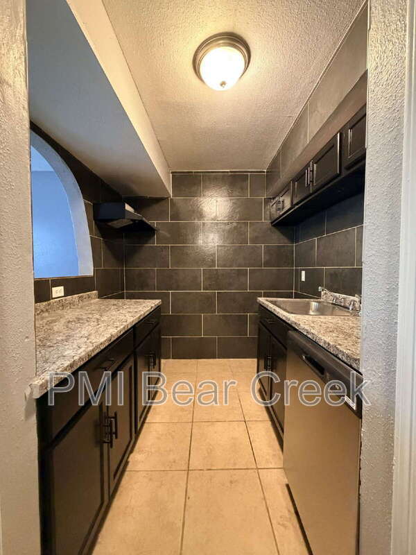 Foto del edificio - 9550 Deering Dr