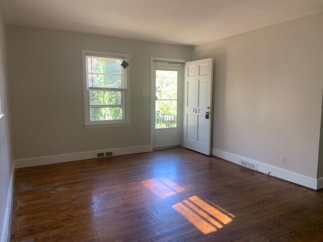 Foto del edificio - Lindley Park 3 Bedroom Home with deck and ...