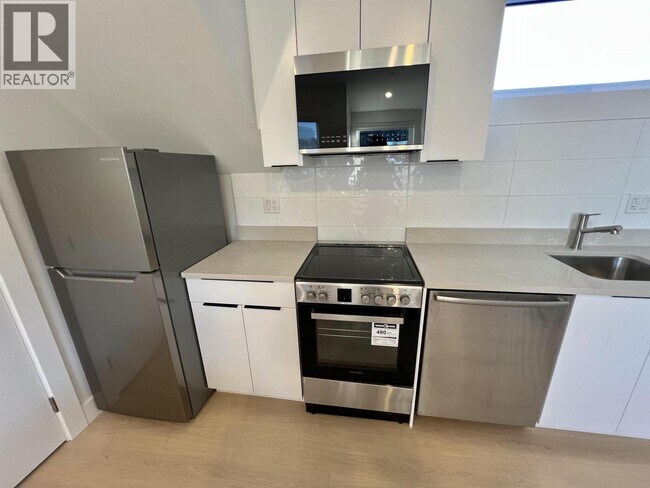 Building Photo - 5482 Quebec St