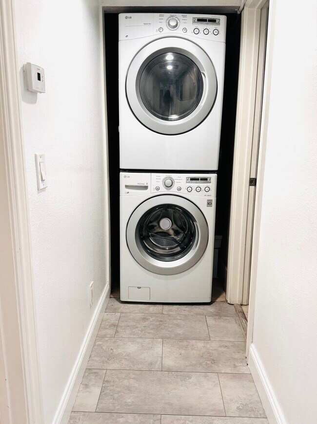 Lavadora y secadora de tamaño estándar - 2507 E 15th St