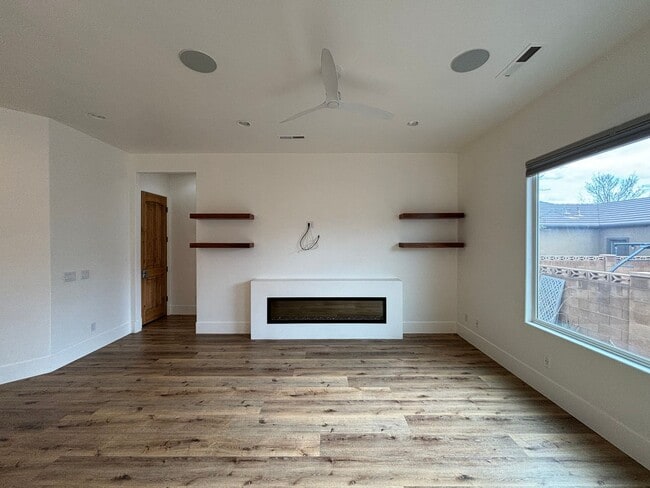 Building Photo - Large upgraded home