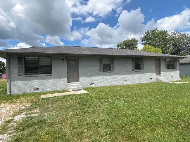 Building Photo - Freshly Renovated 2 Bedroom Duplex in Manc...