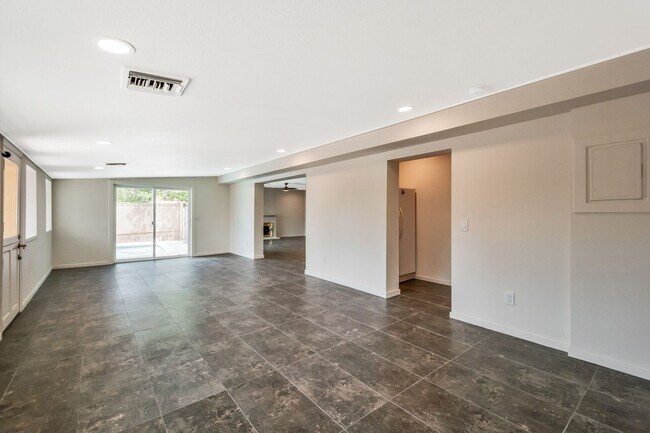 Building Photo - 6 Bed/3. 5 Bath with Pool