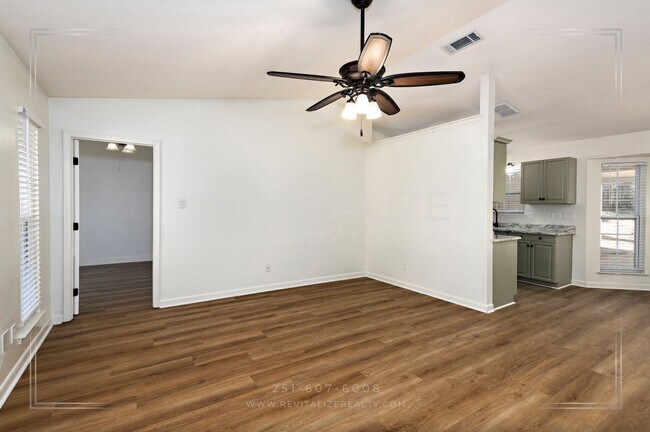Foto del edificio - Beautifully Remodeled 4 Bed / 2 Bath Home near Airport Blvd