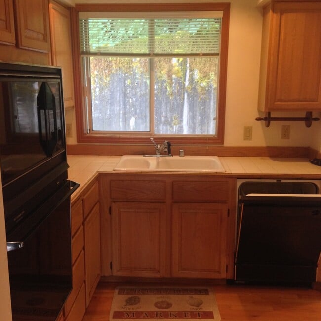 Building Photo - Great House in Redmond near Microsoft camp...