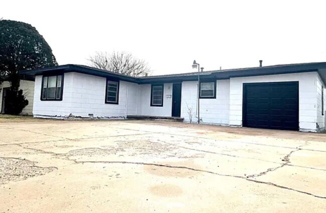 Building Photo - Affordable 2BR Gem with Garage