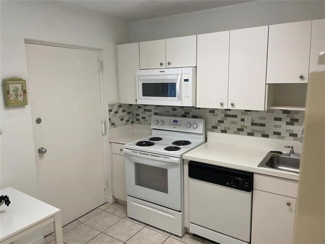 Building Photo - 7440 Miami Lakes Dr