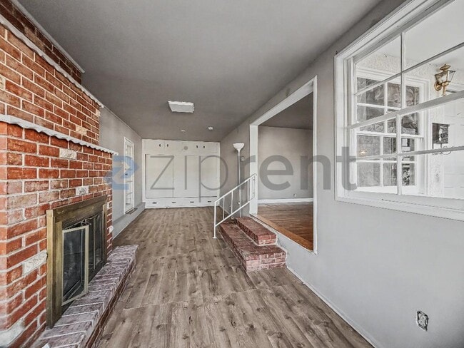 Building Photo - Unit