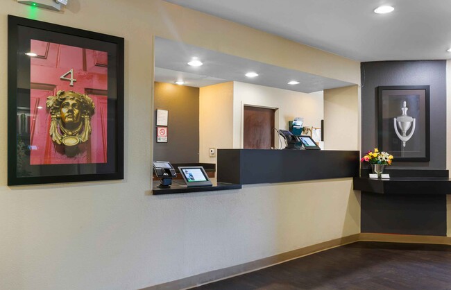 Lobby and Guest Check-in - Furnished Studio - Phoenix