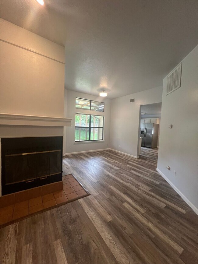 Foto del edificio - Lovely Home on Corner Lot!