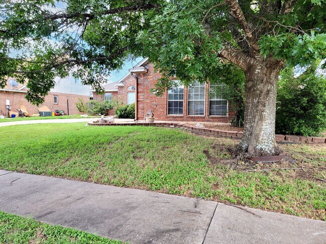 Foto del edificio - 3/BR, 2/BA Home with Spacious Layout & Large Backyard