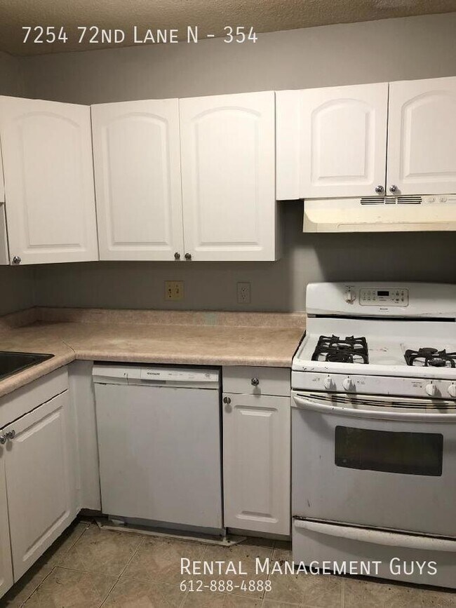 Building Photo - Very nice 1 Bed 1 Bath Condo! Pool and Gar...