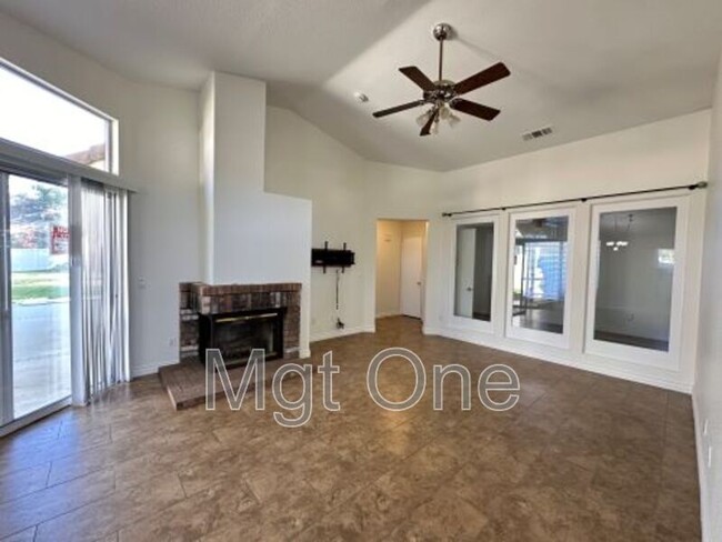 Foto del edificio - 22960 Sunrose St