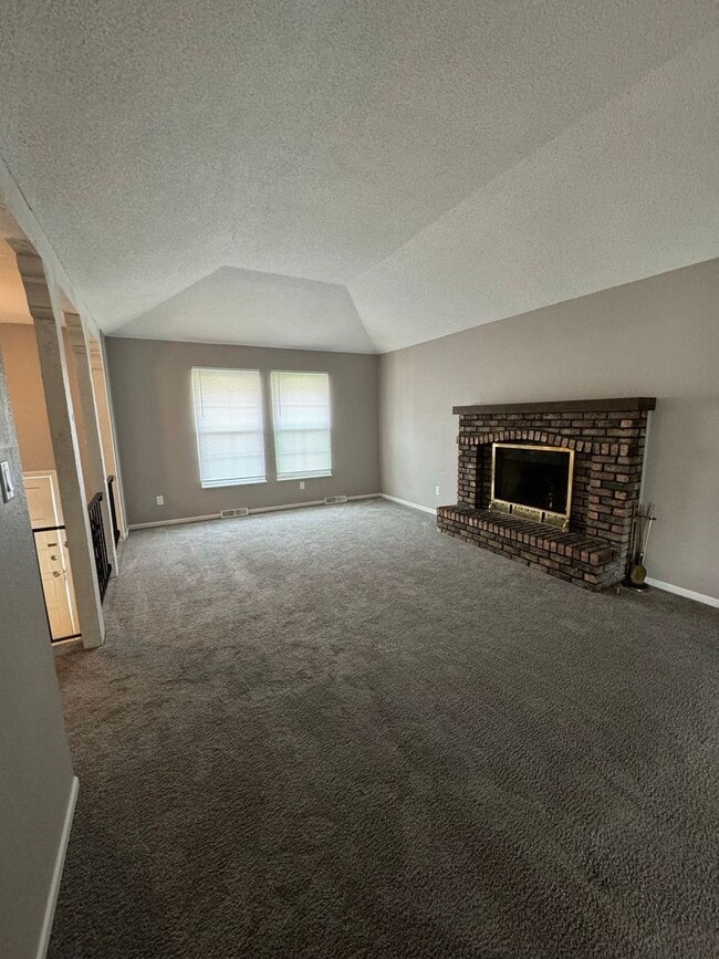 Building Photo - Huge 3 bedroom/2 bathroom home in Independ...