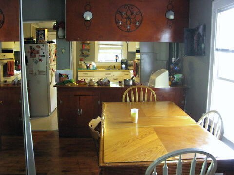 A través del salón se accede a la cocina. - 921 N 4th St
