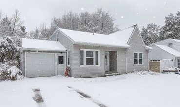 Building Photo - 712 Pickwick Dr