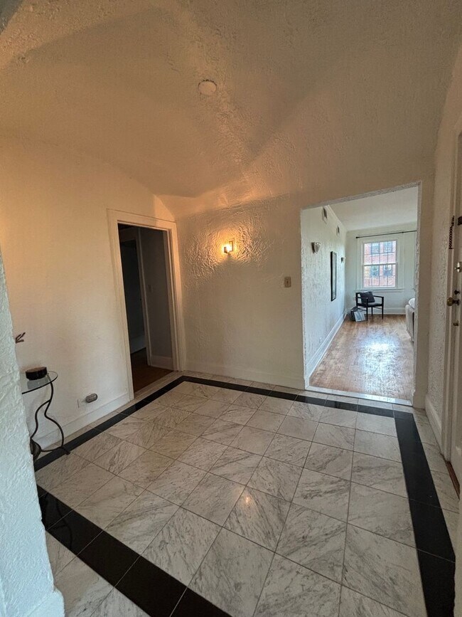 Foto del edificio - Vintage Beauty, Modern Living – Historic Condo Awaits!