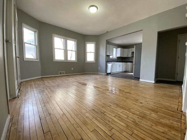 Building Photo - Amazing 4 Bedroom 1 Bath Home!!