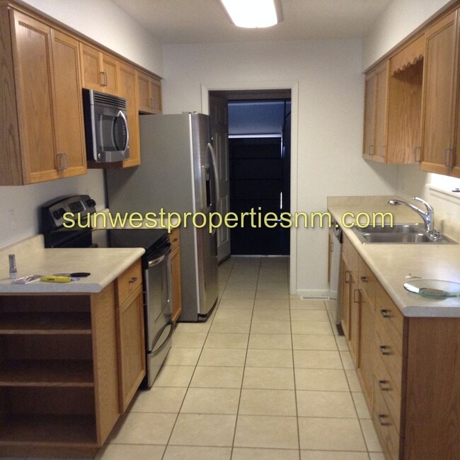 Building Photo - 3 Bedroom, 2 Bath 2 Garage Condominium