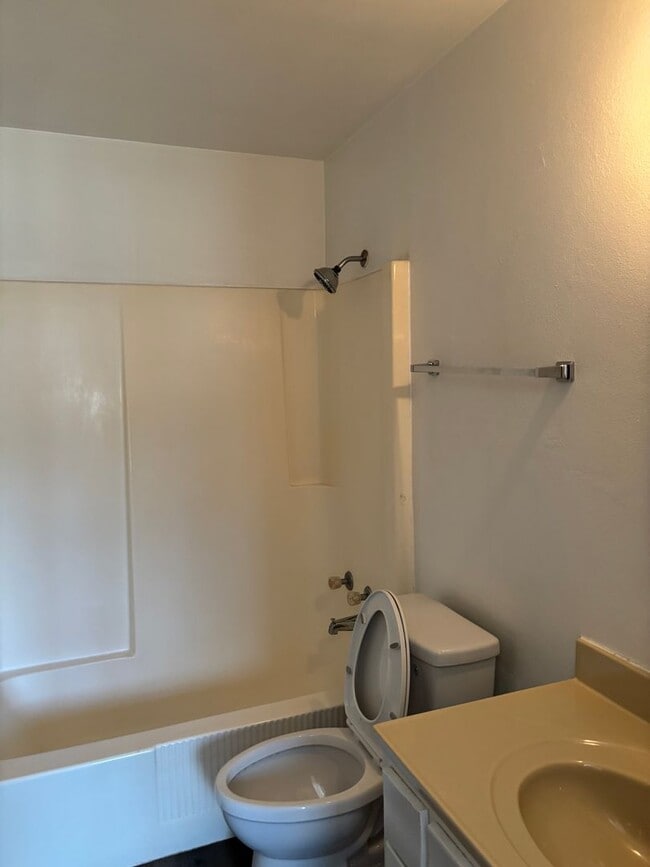 Building Photo - Creston Arms Ct.