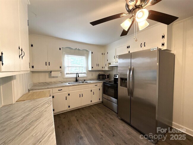 Foto del edificio - 3709 Topsfield Rd