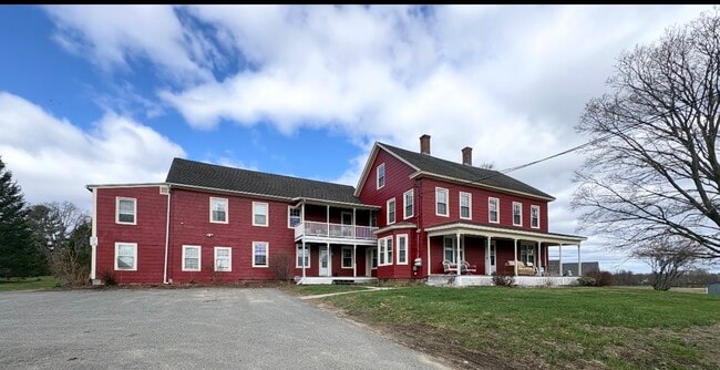 Photo - 114 N Maple St Apartments