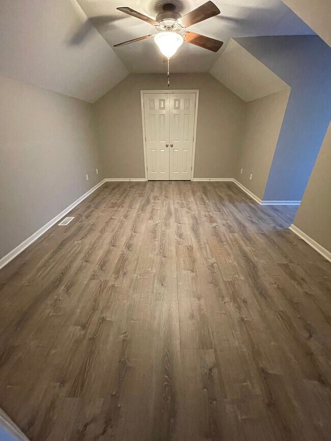 Foto del edificio - 4 bed/ 2 bath townhouse
