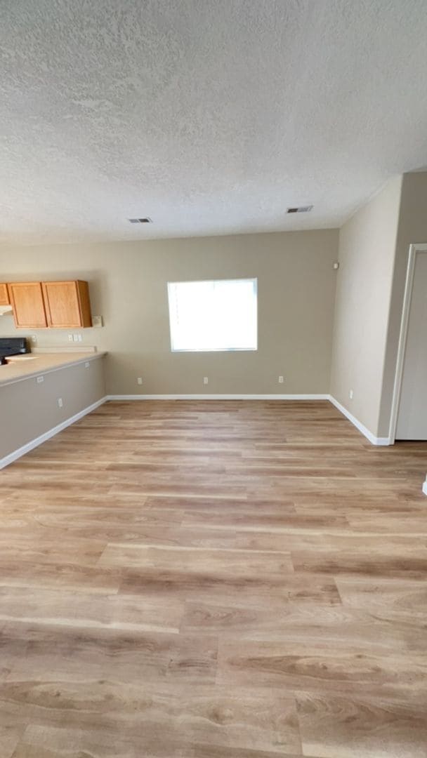 Building Photo - Beautiful 4 Bedroom 2.5 Bath home in the Vista Del Norte Subdivision