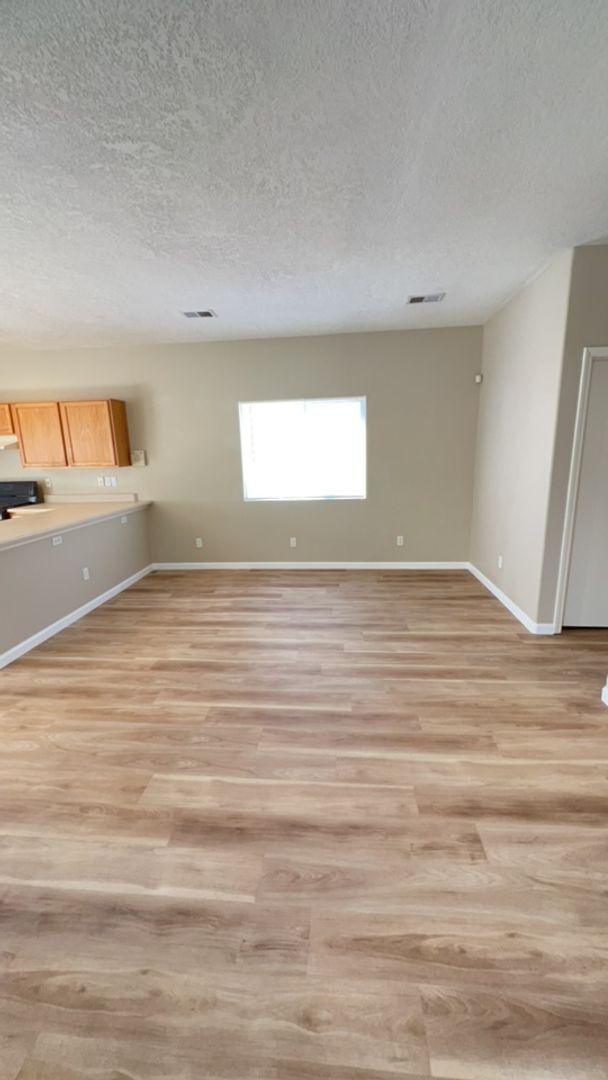 Foto del edificio - Beautiful 4 Bedroom 2.5 Bath home in the Vista Del Norte Subdivision