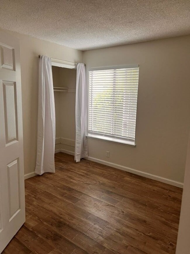 Building Photo - Renovated 3 Bedroom/1 Bath Town Home