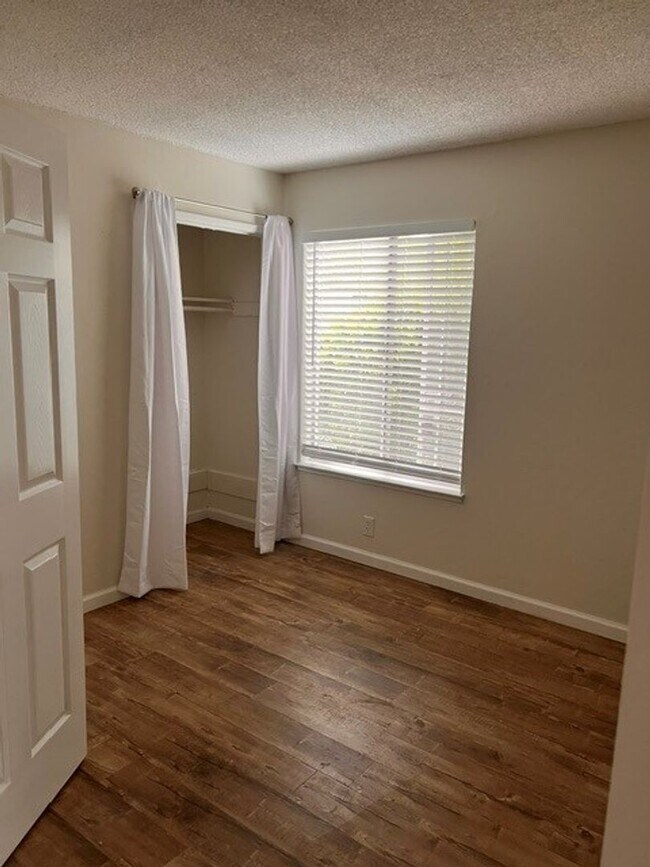 Foto del edificio - Renovated 3 Bedroom/1 Bath Town Home