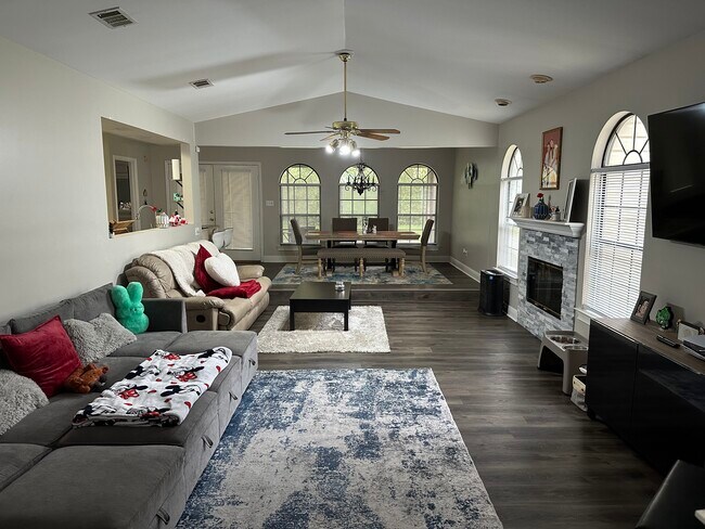 Sala de estar - 1123 Albritton Dr