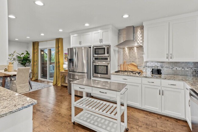 Building Photo - 305 NW H St