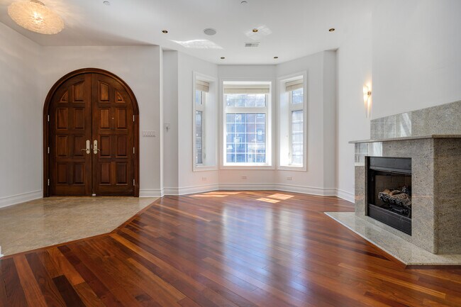 Foto del edificio - 550 W Oakdale Ave