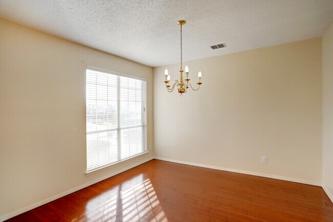 Foto del edificio - 3507 Tamarack Dr