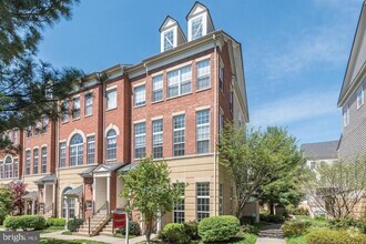 Building Photo - 12085 Trumbull Way