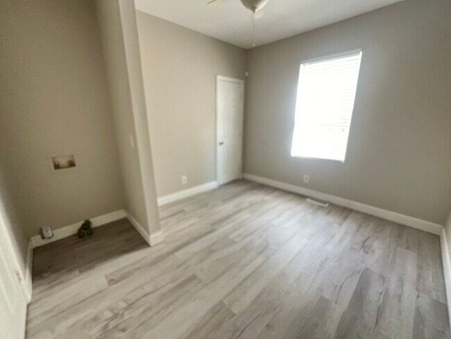 Building Photo - 2 Bedroom 1 Bath Apartment - Downtown Charleston