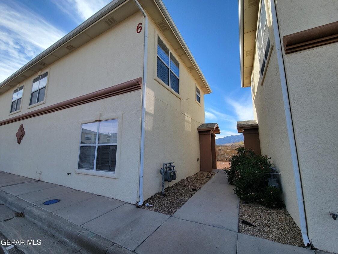 Foto principal - 10051 Railroad Dr