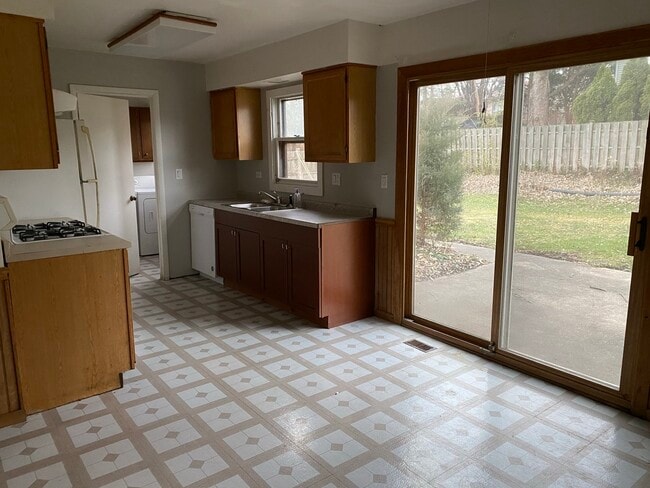 Building Photo - 115 Meadowbrook Ln