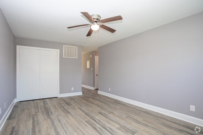 2BR, 1BA - 916SF - Living Area - Briarcliff Apartments