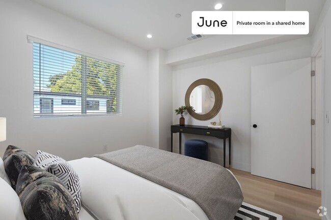 Building Photo - Private bedroom in 4 bed/3 bath Home